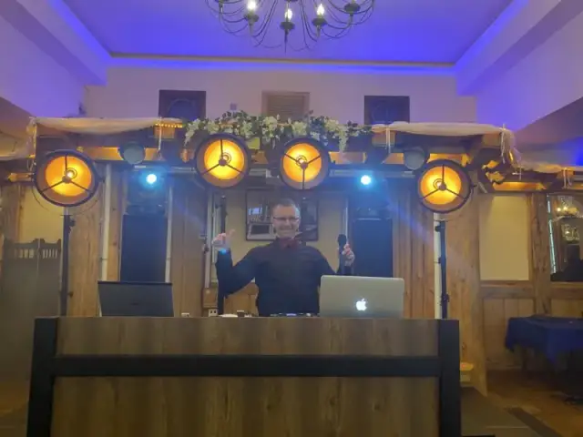 Ile bierze DJ za 18? Sprawdź ceny i ukryte koszty wynajmu