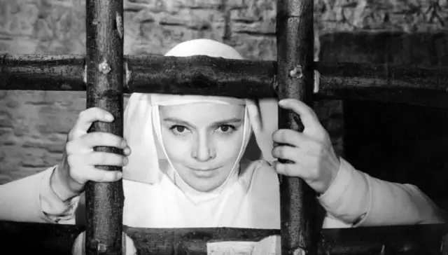 Młoda zakonnica za kratami, scena z jednego z klasycznych, **starych polskich filmów**.