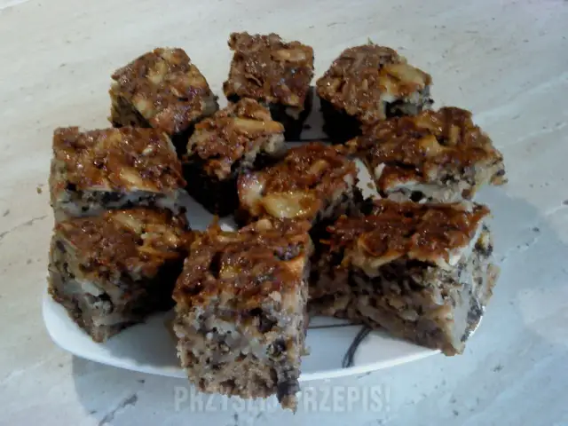 Wilgotne Ciasto z Jabłkami i Orzechami: Przepis Prosty i Pyszny