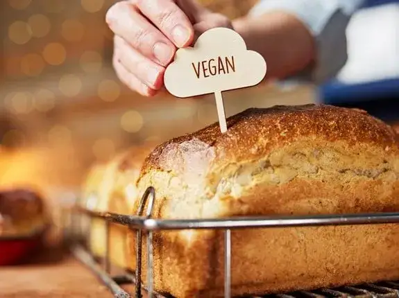 Gdzie kupić wegański chleb? Sprawdź najlepsze opcje w Polsce