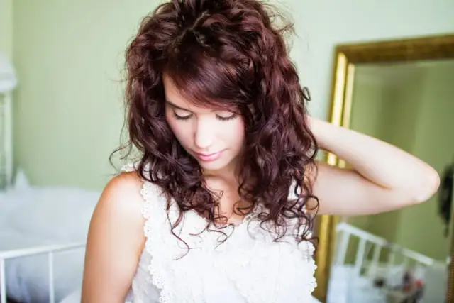 Henna i rozjaśniacz: Jak bezpiecznie zmienić kolor? Uniknij zieleni!