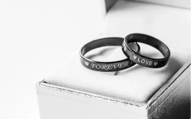 Obrączki tytanowe czy złote – co wybrać, by uniknąć rozczarowania?