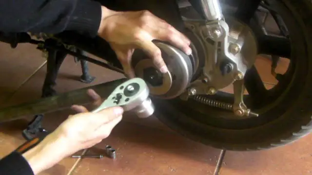 Jak odkręcić sprzęgło w skuterze - uniknij kosztownych błędów