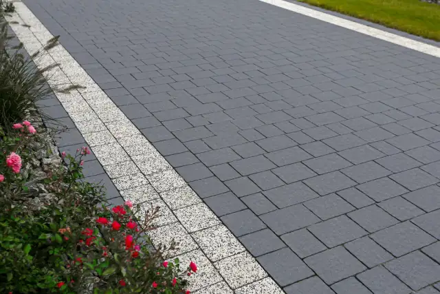 Jak usunąć biały nalot na kostce brukowej i przywrócić jej blask