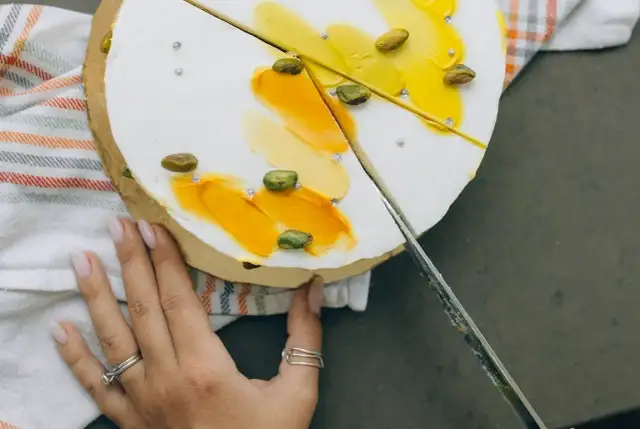 Jak pokroić tort okrągły, aby uniknąć brzydkiego krojenia?