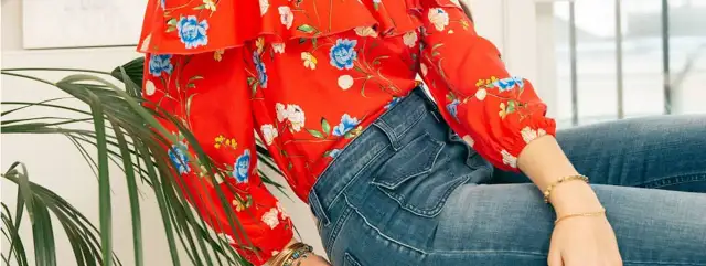 Idealne bluzki do jasnych jeansów – unikaj modowych wpadek