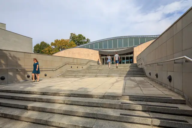 Ludzie wchodzą po schodach do muzeum sztuki japońskiej.