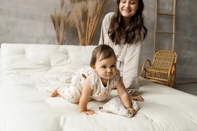 Kiedy dziecko siada a kiedy raczkuje? Poznaj ważne etapy rozwoju