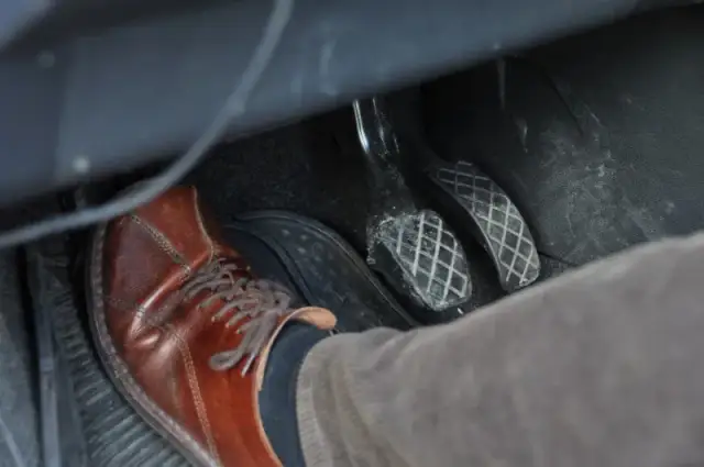 Jak trzymać nogę na sprzęgle, aby uniknąć kosztownego zużycia?