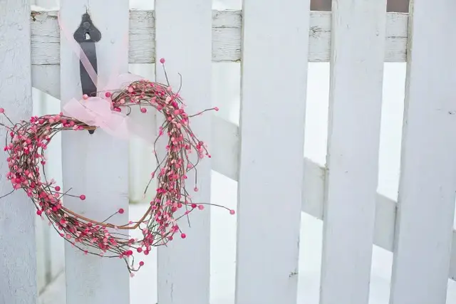 Jak ozdobić płot na wesele, aby zachwycić gości i stworzyć magię