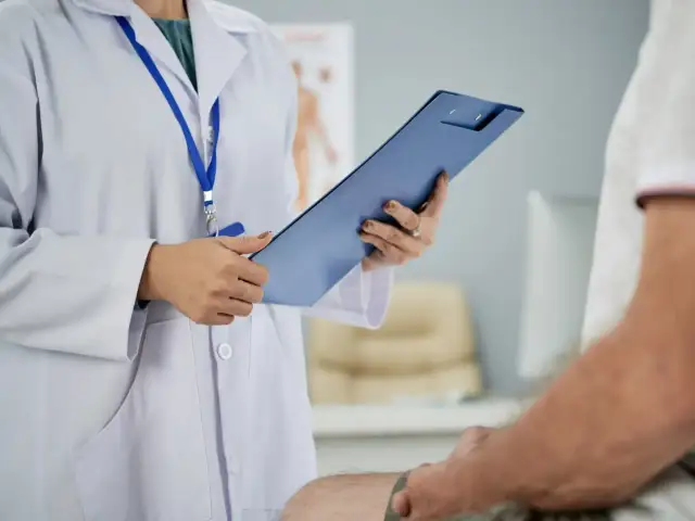 Obowiązek informacyjny lekarza o skutkach ubocznych: co musisz wiedzieć?