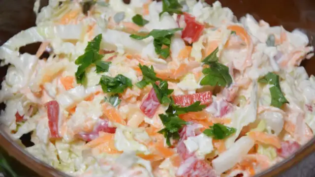 Surówka z kapusty pekińskiej: Szybkie przepisy, chrupiąca i bez wody