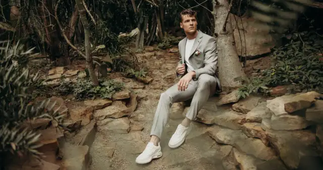 Jaki krawat do szarego garnituru - unikaj najczęstszych błędów stylowych