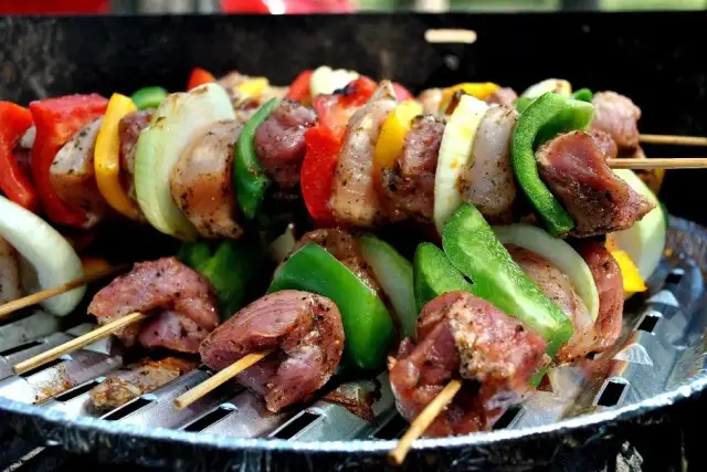 Co do szaszłyków na obiad? Sprawdź pyszne przepisy i składniki