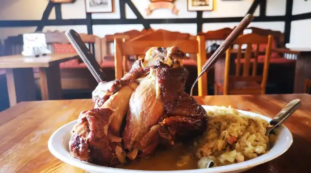 Gdzie zjeść golonkę w Krakowie? Odkryj najlepsze lokale i smaki