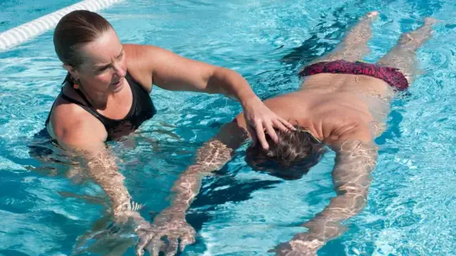 Nauka pływania dla dorosłych: Jak zacząć od zera i pokonać lęk?