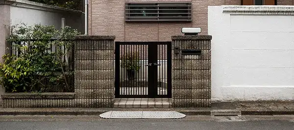 Jaka odległość ogrodzenia od chodnika? Uniknij kosztownych błędów