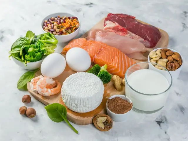 Ile białka na redukcji? Schudnij bez głodu i chroń mięśnie!