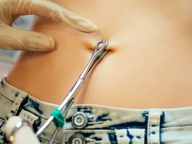 Kolczyk w pępku: Ile trwa gojenie i jak o niego dbać?