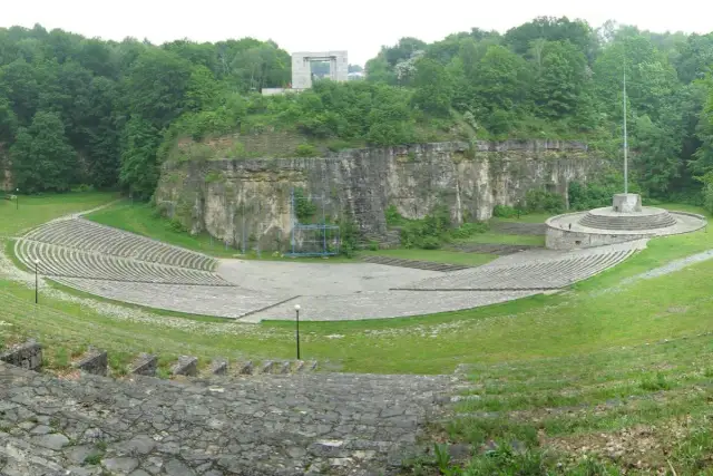 Amfiteatr u podnóża Góry Świętej Anny, z kamiennymi trybunami i pomnikiem.