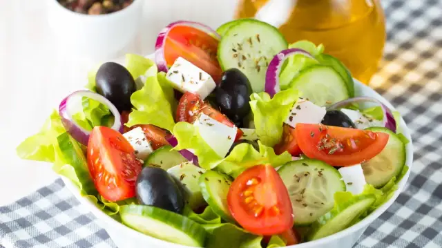 Jakie zioła do sałatki greckiej? Odkryj sekrety smaku i aromatu