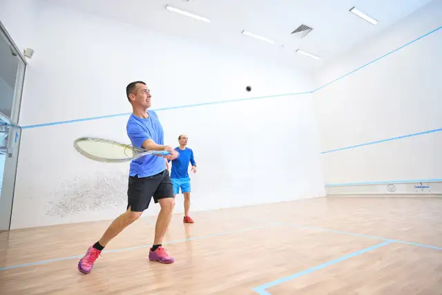 Squash dla początkujących: przewodnik, zasady, sprzęt i korzyści