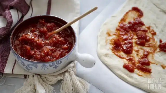 Sos do pizzy jak z pizzerii: Przepisy na pomidorowy i czosnkowy