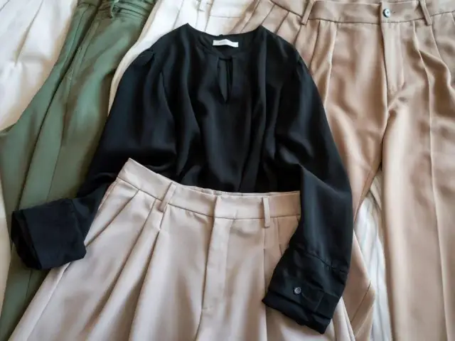 Czarna bluzka i spodnie: stylizacje na każdą okazję - inspiracje