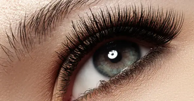 Jak podkręcić rzęsy w domu - skuteczne metody i porady ekspertów