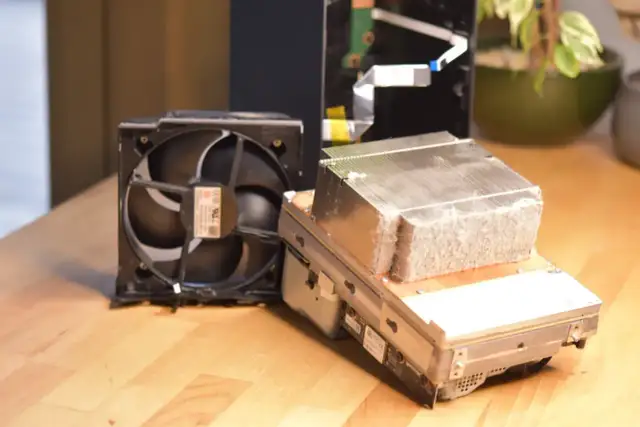 Wentylator i radiator z konsoli, części do walki z throttlingiem.