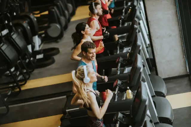 Co daje bieganie na bieżni? Odkryj zaskakujące korzyści zdrowotne