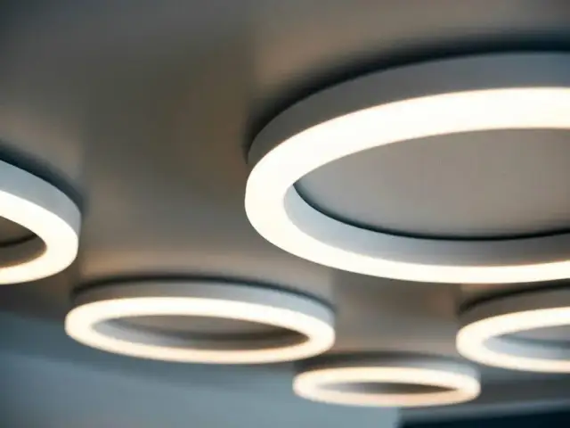 Ile prądu zużywa żarówka LED 10W? Zaskakujące koszty energii!