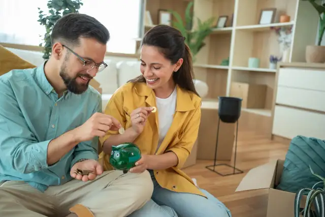 Para oszczędzić na lokacie na nowe środki, jak obejść, para wrzuca monety do skarbonki.