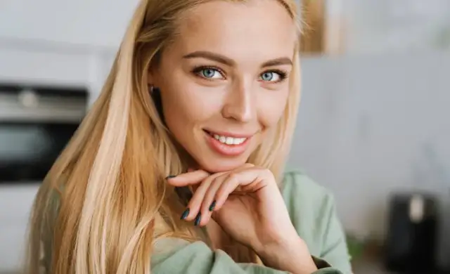 Blondynka z niebieskimi oczami? Odkryj kolory, które Cię rozświetlą!