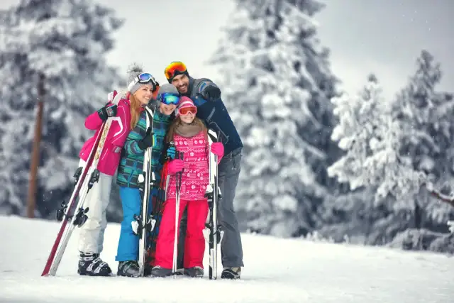 Rodzina na nartach, gotowa na ferie kujawsko pomorskie 2026. Śnieg, góry i uśmiechy!