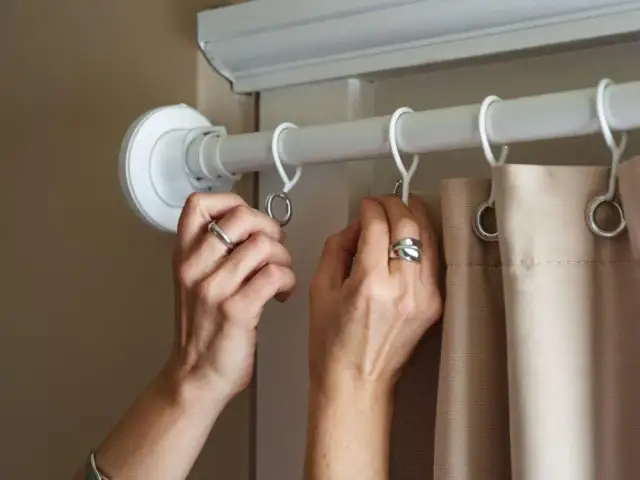 Jak wieszać zasłony na haczyki - proste sposoby na idealne firany