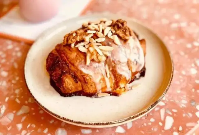 Ile kcal ma rogal? Zaskakujące wartości kaloryczne różnych rodzajów