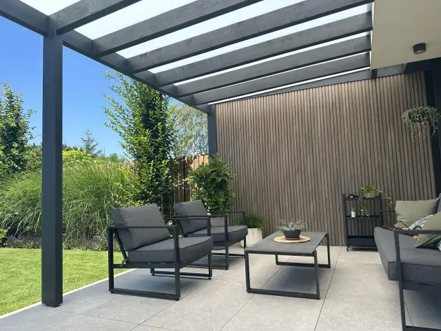 Jak zadaszyć taras? Przewodnik po kosztach, prawie i typach zadaszeń