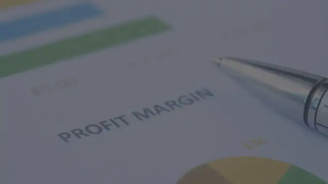 Długopis na dokumencie z wykresem i tekstem "PROFIT MARGIN". Analiza danych, jak obliczyć marżę, by zwiększyć zyski.