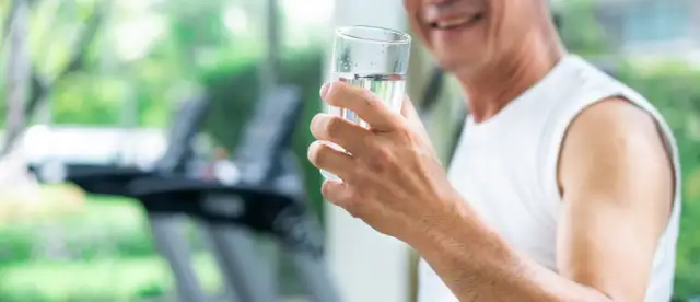 Darmowa woda w hotelu w Polsce? Sprawdź, czy Ci się należy!