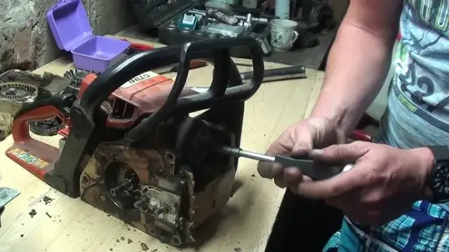 Naprawa pił spalinowych: Jak przeprowadzić skuteczną naprawę samodzielnie?