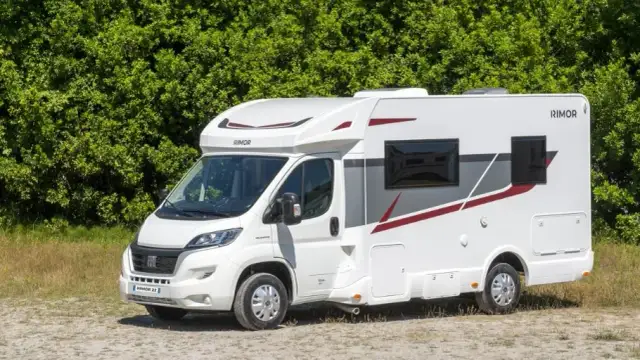 Ile kosztuje kamper? Sprawdź ceny, opłaty i sposoby na oszczędności