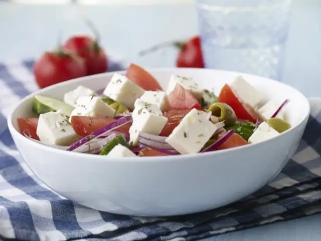 Jaki ser do sałatki greckiej? Odkryj idealne opcje i alternatywy