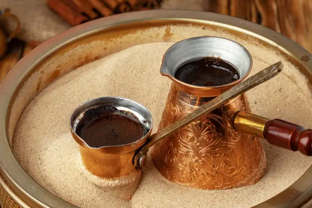 Kawa po turecku w tygielku: Zaparz ją jak prawdziwy mistrz!