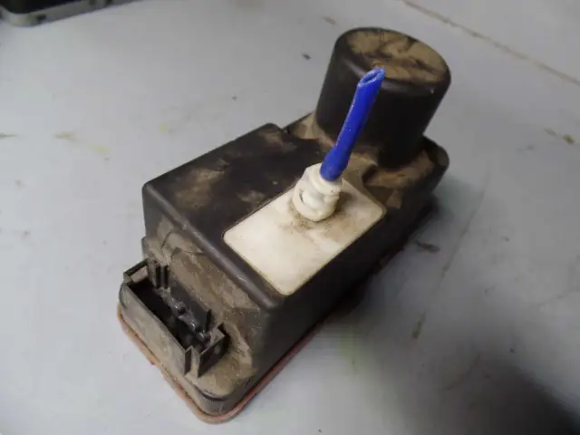 Centralny zamek VW Polo nie działa? Znajdź pompkę i napraw!