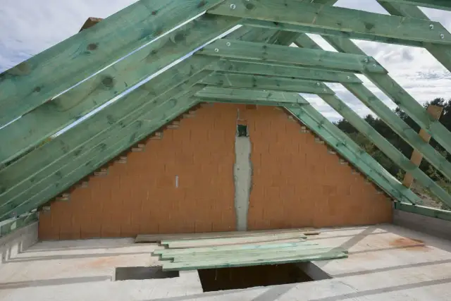 Jak uniknąć problemów przy styku ściany szczytowej z dachem