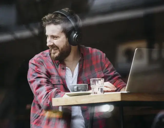 Jak podłączyć słuchawki bezprzewodowe z komputerem bez problemów