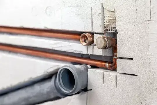 Jak wygłuszyć rury w bloku, aby cieszyć się ciszą w mieszkaniu