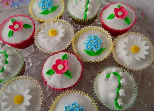 Jak udekorować babeczki lukrem – proste triki i kolorowe pomysły