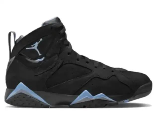 Czarny but Air Jordan 7 Retro z jasnoniebieskimi akcentami i logo Jumpman.